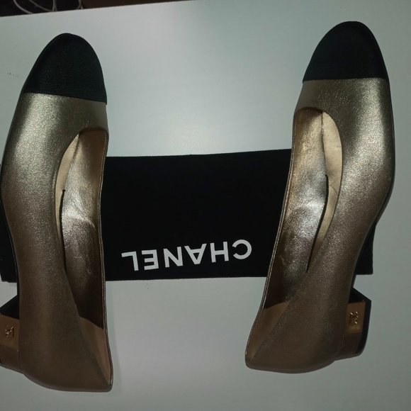 CHANEL BRAND NEW NEVER WORN BRONZE FLATS WITH TOE CAP - Picture 2 of 6